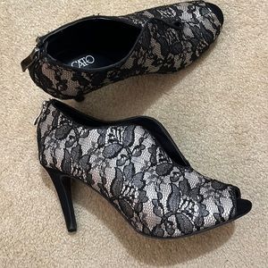 Cato Heels Size:9 Women’s Medium Color: Black and White